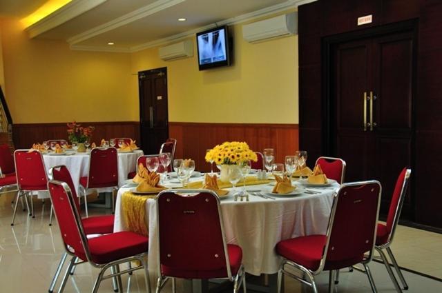 Feodora Airport Hotell Palembang Exteriör bild