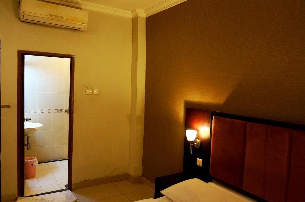 Feodora Airport Hotell Palembang Rum bild