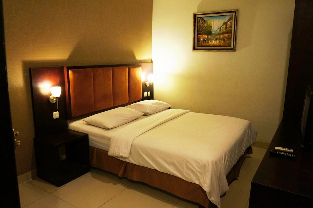 Feodora Airport Hotell Palembang Rum bild