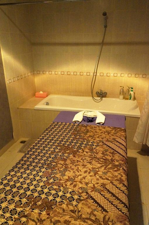Feodora Airport Hotell Palembang Exteriör bild