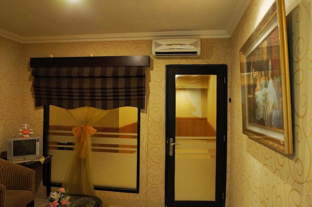 Feodora Airport Hotell Palembang Exteriör bild
