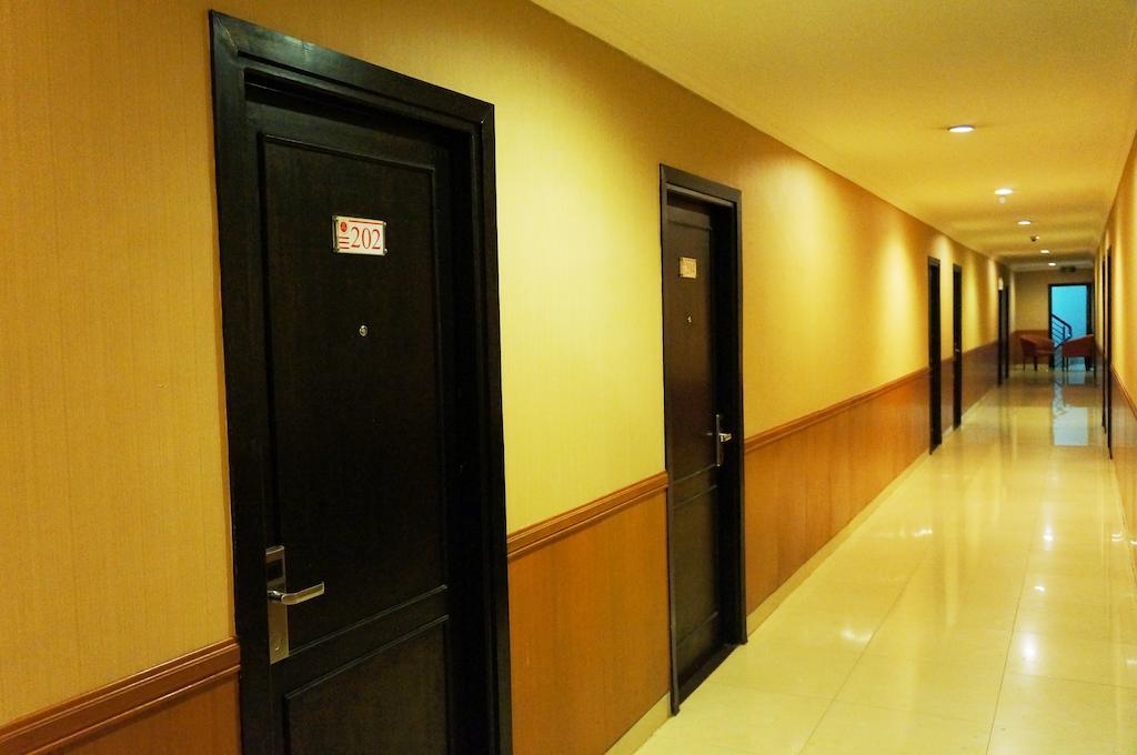 Feodora Airport Hotell Palembang Exteriör bild