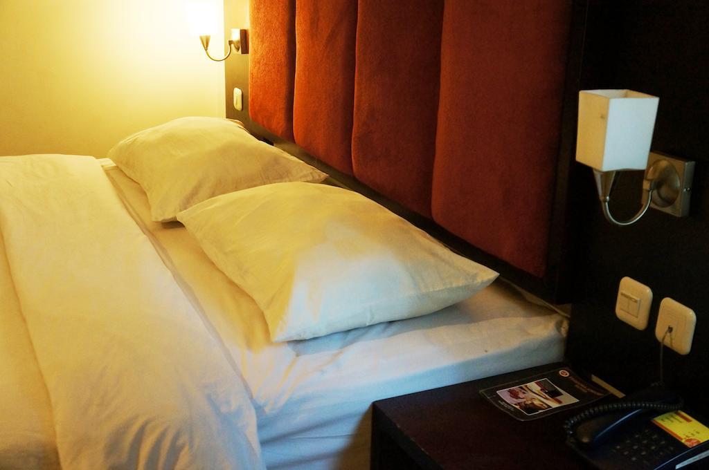 Feodora Airport Hotell Palembang Exteriör bild