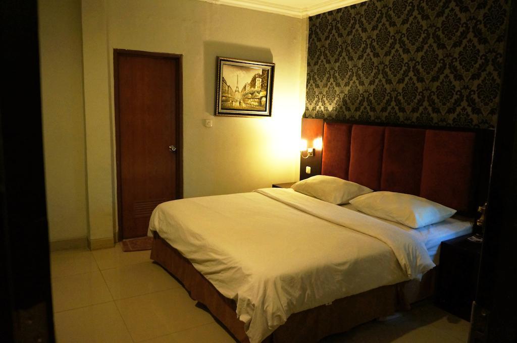 Feodora Airport Hotell Palembang Exteriör bild