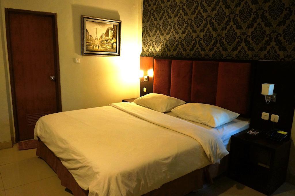 Feodora Airport Hotell Palembang Exteriör bild