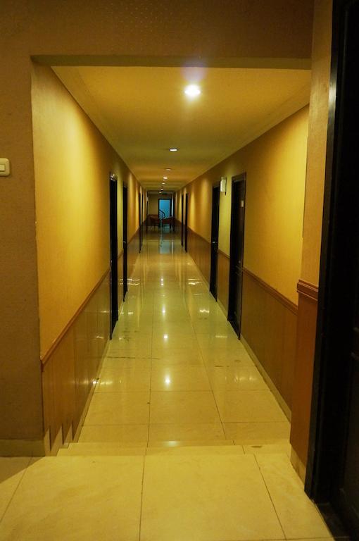 Feodora Airport Hotell Palembang Exteriör bild