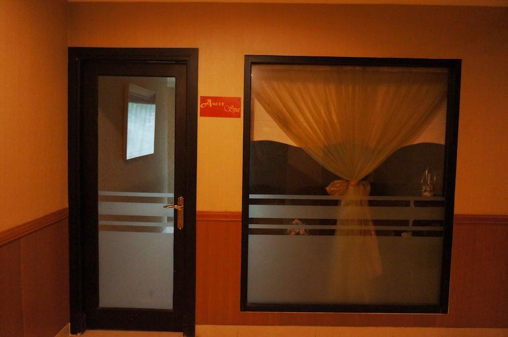 Feodora Airport Hotell Palembang Exteriör bild